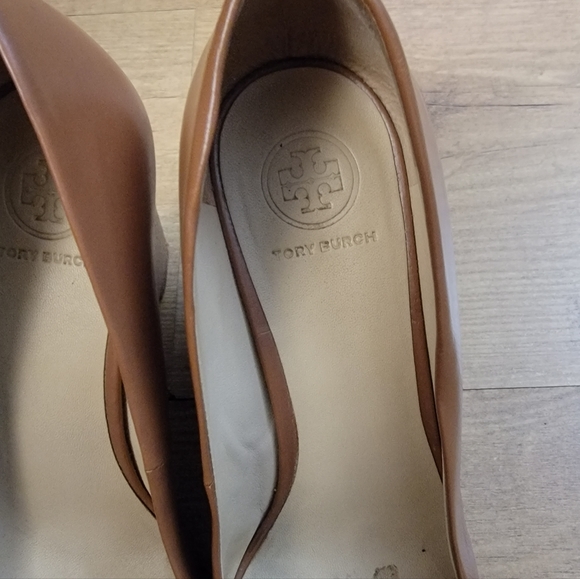 Tory Burch Brown Leather Raleigh Medallion Gold Wedge Heels - Picture 4 of 11